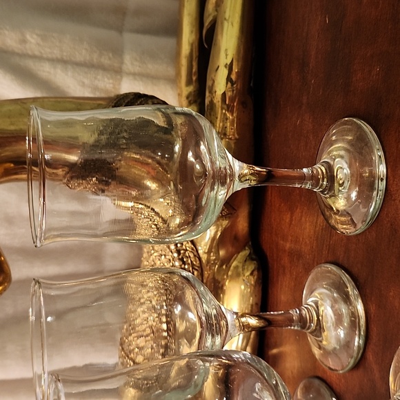 6 - 8 oz Clear flared-rim wine glasses - Picture 3 of 4